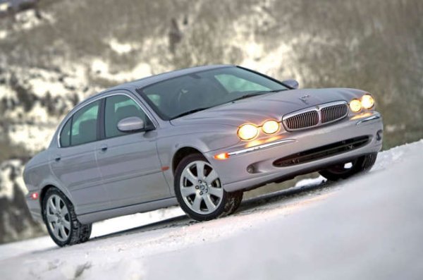 Плюсове: В ранните му  дни X-Type беше &bdquo;най-важният Jaguar някога&ldquo;. Несъмнено това позволи на марката да навлезе на нова територия. През годините колата се предлагаше със задвижване на четирите колела, само на предните, четирицилиндров двигател (измежду няколко V6), дизел и каросерия комби. Нито една от които не беше позната на предишните собственици на Jaguar. Освен това идваше сравнително евтино. В един момент можеше да се купи нов за под  $30 000.

Минуси: Повечето от горните плюсове станаха възможни, защото X-Type беше свързан с Ford Mondeo. Това вдъхнови подигравателни коментари , но споделянето на платформи не беше съвсем ново в началото на века. Продажбите, които никога не бяха впечатляващи, спаднаха и Jaguar изостави проекта след осем години, без да създаде непосредствен наследник. Това, което някога изглеждаше като страхотна възможност, в крайна сметка се оказа слабо утешение..

Оценка: Равенство